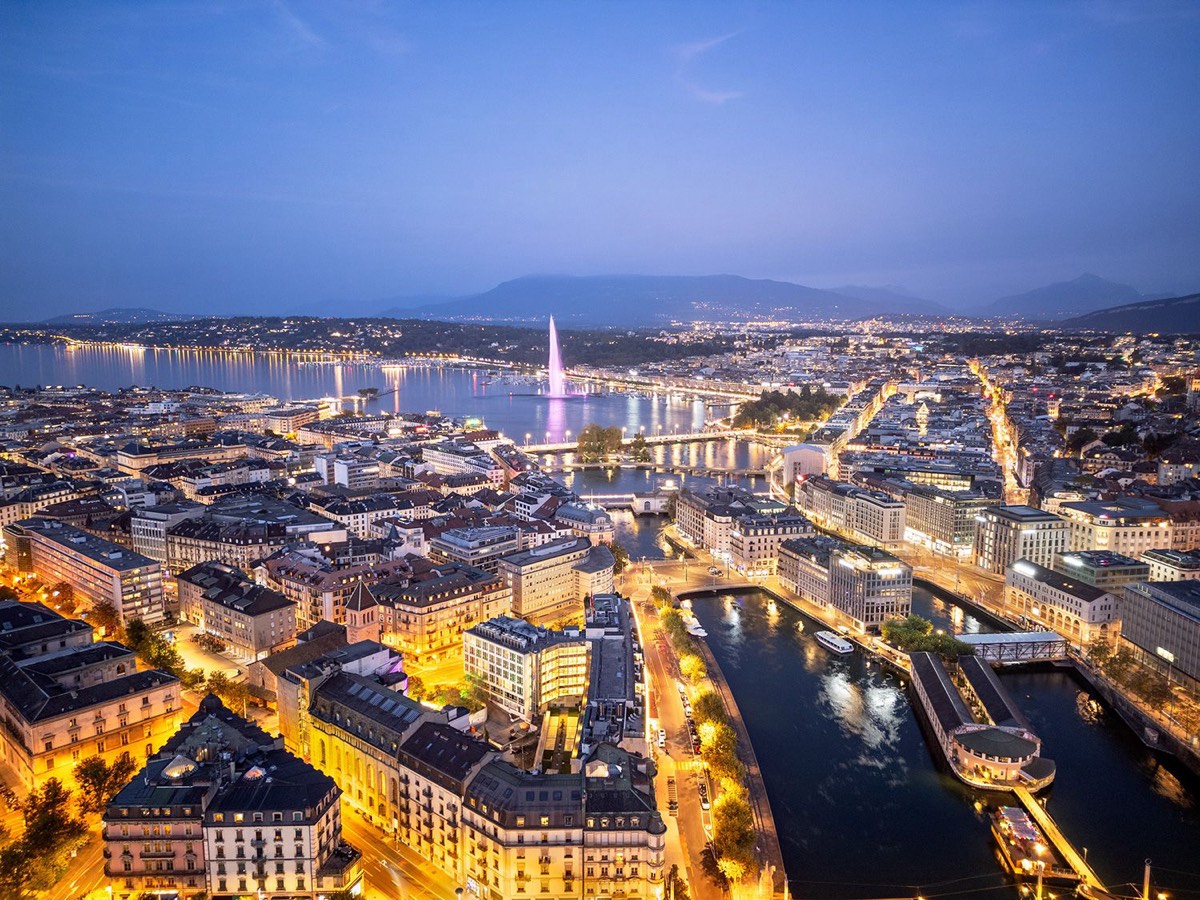 Geneva at dusk, with the Jet d&rsquo;Eau on Lake Geneva